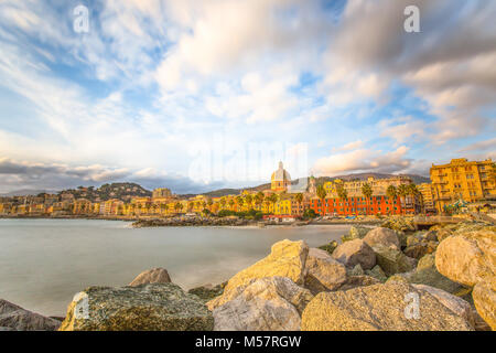 Beau village sur la mer, côte italienne, Gênes, Genova (Gênes, Italie), long exposure Banque D'Images