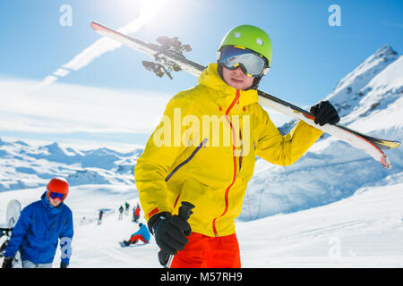 Photo de sportifs avec des skis et snowboard en hiver Banque D'Images