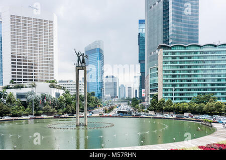 Sur toute la longueur de selamat datang Monument placé au milieu d'une fontaine dans une place célèbre de centre de Jakarta Banque D'Images