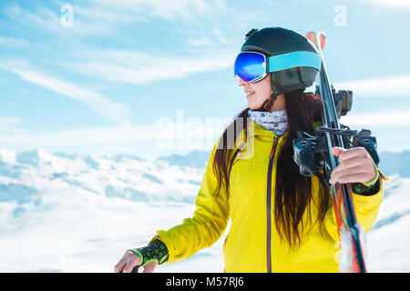 Photo de jeune fille sports à côté dans casque, masque de skis Banque D'Images