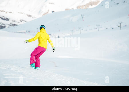 Droit de l'arrière de la fille en vêtements de sport snowboard Banque D'Images