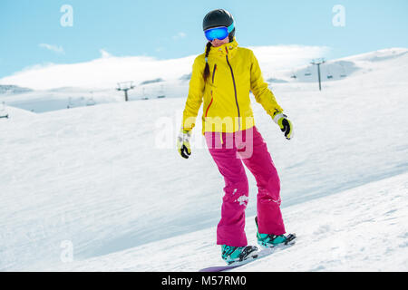 Photo de jeune athlète girl wearing helmet en sports de vêtements snowboard Banque D'Images