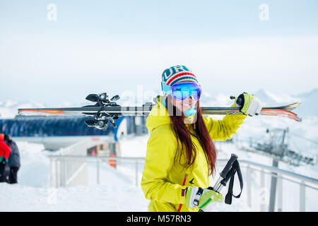 Photo de smiling woman with sports skis sur l'épaule Banque D'Images