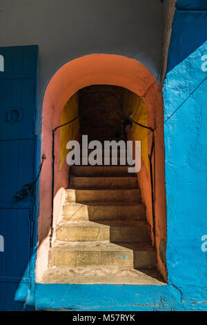 L'image colorée de la vieille house entrée avec escalier Banque D'Images
