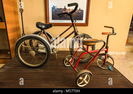 Vintage de tricycles pour enfants à museum Banque D'Images