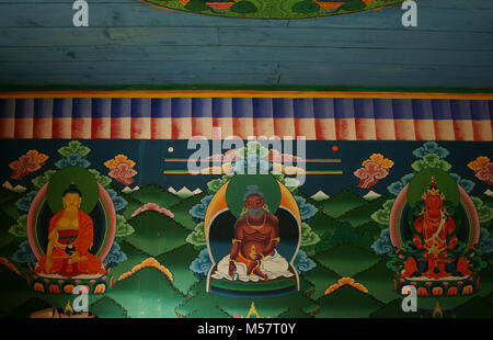 Dieux bouddhistes avec Dieu de forgeron dans le centre historique, la tour de fer Tachog Lhakhang Pont des chaînes, de la vallée de Paro, Bhoutan Banque D'Images