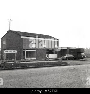 1965, historique photo montre un nouveau bâtiment sur un lotissement construit récemment à Meadowcroft, Aylesbury Buckinghamshire, Royaume-Uni, Angleterre, Royaume-Uni. Le bâtiment à l'origine conçu comme une chambre ou deux chambres serait adapté pour devenir une communauté, la pub John Kennedy, nommé d'après le célèbre Président américain, JFK. Banque D'Images