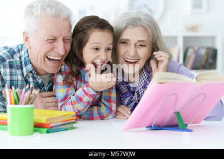 Petite fille mignonne avec des grands-parents l'étude Banque D'Images