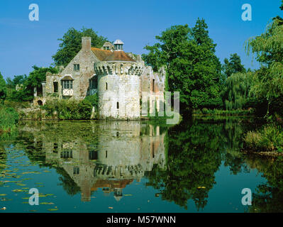 Scotney vieux château, construit au 14ème siècle et reste comme une fonction dans l'enceinte du 19e siècle un nouveau château, près de Lamberhurst Scotney, Kent Banque D'Images