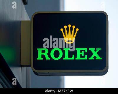 Rolex affiche à l'extérieur de bijoutiers, Rolex est un horloger de luxe fondée en 1955 par Hans Wilsdorf et Alfred Davis. Banque D'Images