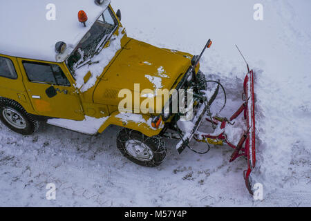 Une Toyota Land Cruiser équipés de snow-plough nettoie une route couverte de neige fraîche, Arolla, Val d'Herens, Valais, Suisse Banque D'Images