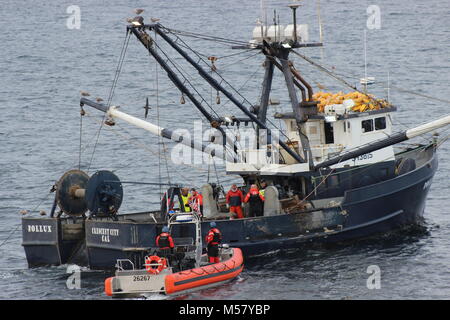 Garde-pêche une conduite active de l'équipage de l'embarquement du cutter 26 pieds au-dessus de l'horizon petit bateau au large de la côte de Californie, 28 décembre 2017. A mené une active antidrogue de sept semaines d'application des lois sur les pêches et de patrouille dans l'océan Pacifique et sur la côte ouest des États-Unis U.S. Coast Guard photo courtoisie. Banque D'Images