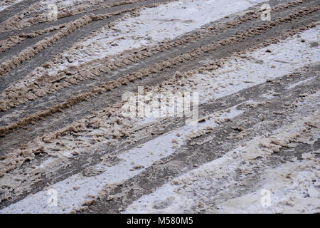 Location de voies sur une route couverte de neige boueuse, Les Hauderes, Val d'Herens, Valais, Suisse Banque D'Images