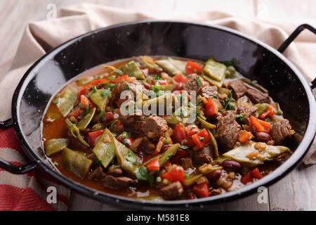 Chili con carne avec des haricots verts dans une casserole Banque D'Images