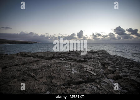 Couple sitting on the rock Punta Guadalupe à La Pared, Fuerteventura, Espagne, Europe, Afrique. Banque D'Images