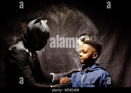 17 Feb 2018 Royaume-Uni Londres un jeune garçon serre la main avec un homme habillé en plomb Marvel Super-héros du premier noir Black Panther à Peckham Cinéma Multiplex. Banque D'Images