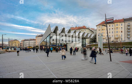 Széll Kálmán tér (Széll Kálmán Square, anciennement connu sous le nom de la place Moszkva tér ou Moscou est un carré à Budapest. Les tramways et les bus lien avec le métro Banque D'Images