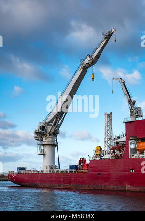 Grande grue, Technip, navire de plongée profonde, l'Arctique et de la construction lourde du navire de soutien, le port de Leith, Édimbourg, Écosse, Royaume-Uni Banque D'Images