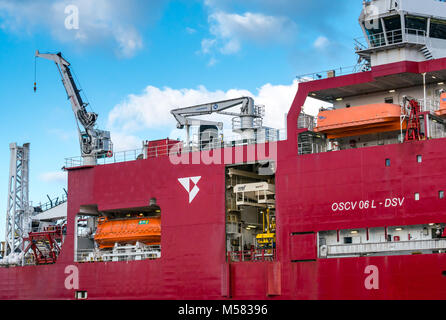 Grues et de sauvetage, Technip, navire de plongée profonde, l'Arctique et de la construction lourde du navire de soutien, le port de Leith, Édimbourg, Écosse, Royaume-Uni Banque D'Images