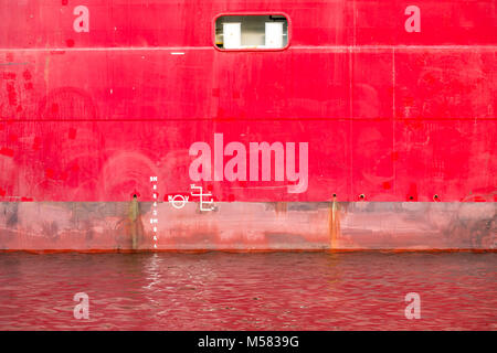 Marqueurs de niveau d'eau et de symboles Technip ship hull de profondeur de plongée de l'Arctique et de la construction lourde du navire de soutien, le port de Leith, Édimbourg, Écosse, Royaume-Uni Banque D'Images