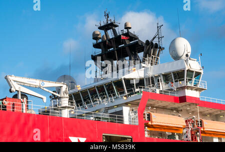 Le pont du navire et l'équipement de navigation, Technip, navire de plongée profonde, l'Arctique et de la construction lourde du navire de soutien, le port de Leith, Édimbourg, Écosse, Royaume-Uni Banque D'Images