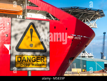 Héliport,Technip navire Arctique profond plongée sous-marine et de la construction lourde du navire de soutien avec de l'eau profonde le signe de danger, le port de Leith, Edinburgh, Ecosse, Royaume-Uni Banque D'Images