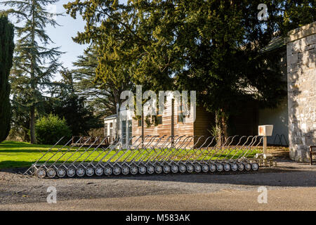 Chariots de golf alignés pour voitures attachés à des systèmes de distribution Banque D'Images