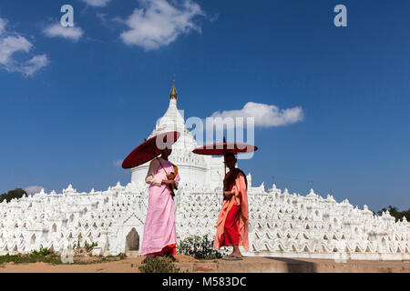 Deux moines novices, une fille et un garçon, en face de la Pagode Hsinbyume,blanc près de Mandalay, Myanmar Banque D'Images