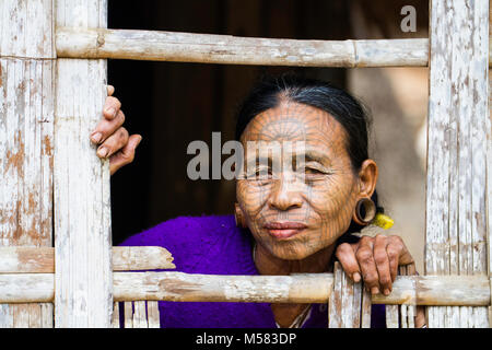 Une vieille femme tatouée Chin, dans un village en amont de Mrauk U ville. L'état de Chin, Myanmar Banque D'Images
