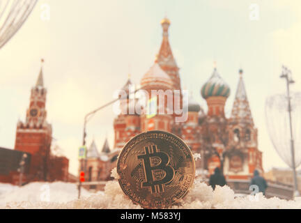 Bitcoin de pièce d'or dans le contexte de la cathédrale Saint-Basile à Moscou. Tonique. Banque D'Images