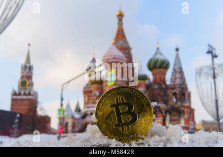 Bitcoin de pièce d'or dans le contexte de la cathédrale Saint-Basile à Moscou. Banque D'Images