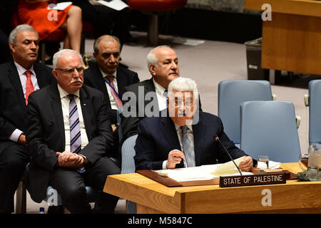 Mahmoud Abbas avec délégation en chambres. Le président palestinien Mahmoud Abbas a assisté à une réunion du Conseil de sécurité des Nations Unies où Nicolay Mladenov, le représentant personnel du Secrétaire général pour les affaires du Moyen-Orient a offert un rapport. Également présent où les diplomates palestiniens, le ministre des Affaires étrangères, Riyad al-Maliki, et représentant permanent M. Riyad Mansour. Jared Kushner et Nikki Haley a représenté les Etats-Unis et Danny Danon était sur place pour Israël. Après le rapport, M. Abbas accueilli sympathisants que dans le salon de l'est avant la rencontre avec Secrétaire général Antonio Gute Banque D'Images