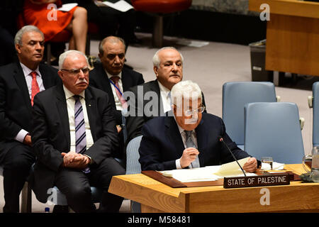 Mahmoud Abbas avec délégation en chambres. Le président palestinien Mahmoud Abbas a assisté à une réunion du Conseil de sécurité des Nations Unies où Nicolay Mladenov, le représentant personnel du Secrétaire général pour les affaires du Moyen-Orient a offert un rapport. Également présent où les diplomates palestiniens, le ministre des Affaires étrangères, Riyad al-Maliki, et représentant permanent M. Riyad Mansour. Jared Kushner et Nikki Haley a représenté les Etats-Unis et Danny Danon était sur place pour Israël. Après le rapport, M. Abbas accueilli sympathisants que dans le salon de l'est avant la rencontre avec Secrétaire général Antonio Gute Banque D'Images