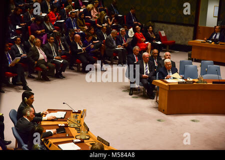 Dans la salle du Conseil de sécurité délégation palestinienne s'asseoir en face représentant israélien. Le président palestinien Mahmoud Abbas a assisté à une réunion du Conseil de sécurité des Nations Unies où Nicolay Mladenov, le représentant personnel du Secrétaire général pour les affaires du Moyen-Orient a offert un rapport. Également présent où les diplomates palestiniens, le ministre des Affaires étrangères, Riyad al-Maliki, et représentant permanent M. Riyad Mansour. Jared Kushner et Nikki Haley a représenté les Etats-Unis et Danny Danon était sur place pour Israël. Après le rapport, M. Abbas accueilli sympathisants que dans le salon de l'avant Banque D'Images