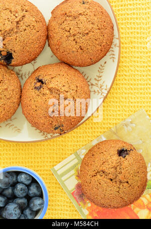 Muffins au son et aux bleuets maison Vue de dessus et tourné en lumière naturelle Banque D'Images