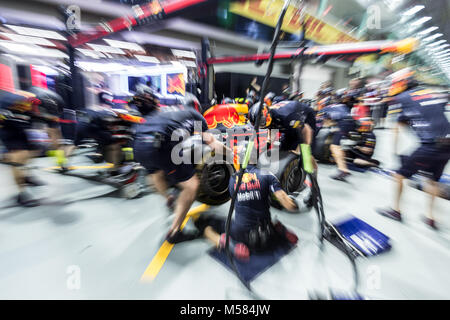 La formule un F1 Red Bull pit crew travaillant sur le garage au cours de pit stop Banque D'Images