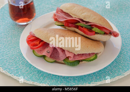 Des sandwichs avec du pain pita, de la saucisse de Bologne, et de légumes Banque D'Images