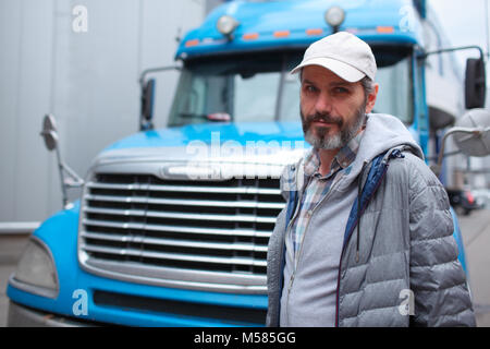 Homme barbu d'âge mûr contre camion style rétro Banque D'Images