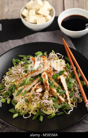 Nouilles au poulet grillé, légumes, tofu, et de sauce de soja Banque D'Images