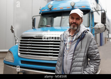 Homme barbu d'âge mûr contre camion style rétro Banque D'Images