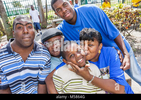 Miami Florida,Liberty City,African Square Park,centre-ville,faible revenu,pauvreté,économique,Black Blacks Africains minorité ethnique,grands-parents,garçon b Banque D'Images