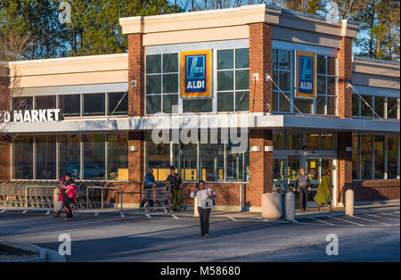 Magasin ALDI dans la région métropolitaine d'Atlanta, la Géorgie fait partie de la chaîne de supermarchés discount international basé en Allemagne avec plus de 10 000 magasins dans 18 pays. Banque D'Images