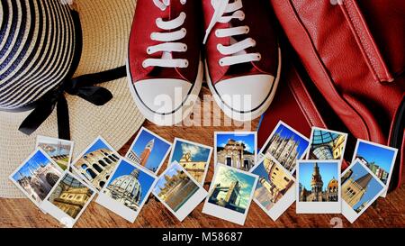 Collage de landmarks, série de photos de voyage. Valise et trucs touristiques sur fond de bois Banque D'Images