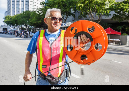 Miami Florida,Brickell District,Carnaval 8K Run,préparation,événement communautaire,hispanique Latin Latino ethno immigrants minorités,homme hommes annonce mâle Banque D'Images