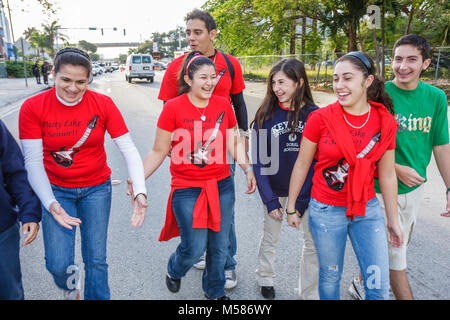 Miami Florida,Brickell District,Carnaval 8K Run,préparation,événement communautaire,adolescents adolescents adolescents adolescents adolescents adolescents adolescents adolescents adolescents adolescents, volontaire Banque D'Images