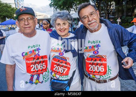 Miami Florida,Brickell District,Carnaval 8K Run,préparation,communauté senior seniors citoyens citoyens,homme hommes,femme femme femmes,nombre,active,FL Banque D'Images