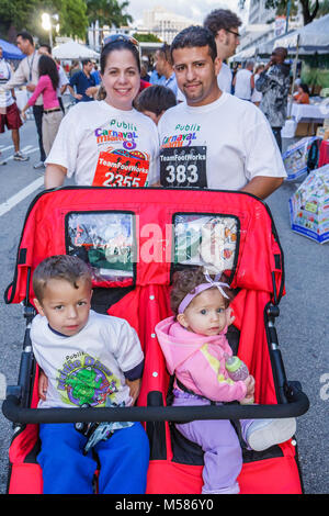 Miami Florida,Brickell District,Carnaval 8K Run,préparation,événement communautaire,hispanique Latin Latino ethnicité immigrants minorités,adultes WO Banque D'Images