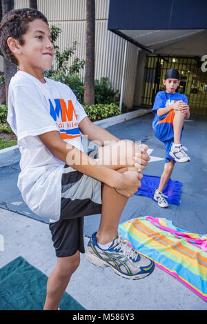 Miami Florida,Brickell District,Carnaval 8K Run,préparation,événement communautaire,hispanique Latin Latino ethno immigrants minorités,garçons,hommes k Banque D'Images