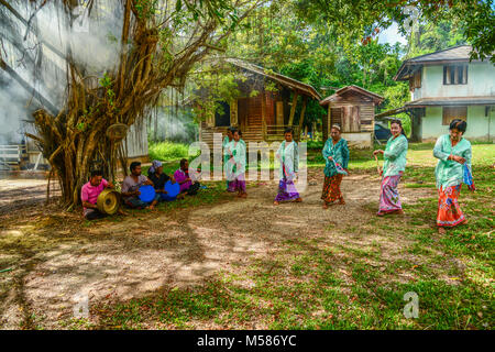 KRABI, THAÏLANDE - Mai 3, 2015 : les femmes qui font de la danse tandis que les hommes âgés Ronggeng palying dans la musique de l'île de Lanta Krabi, Thaïlande Banque D'Images