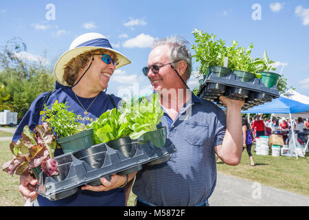 Miami Florida,Homestead,Redlands,fruit & Spice Park,Asian Culture Festival,festivals foire,femme femme femme,homme hommes,couple,adultes,plantes,gardeni Banque D'Images